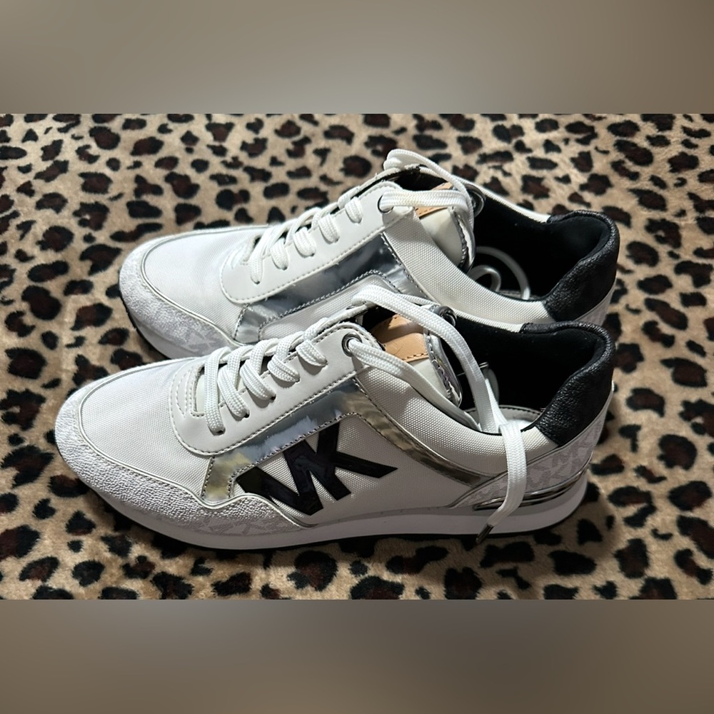 MICHAEL KORS MADDY TWO TINE LOGO TRAINER SNEAKERS - Picture 2 of 6